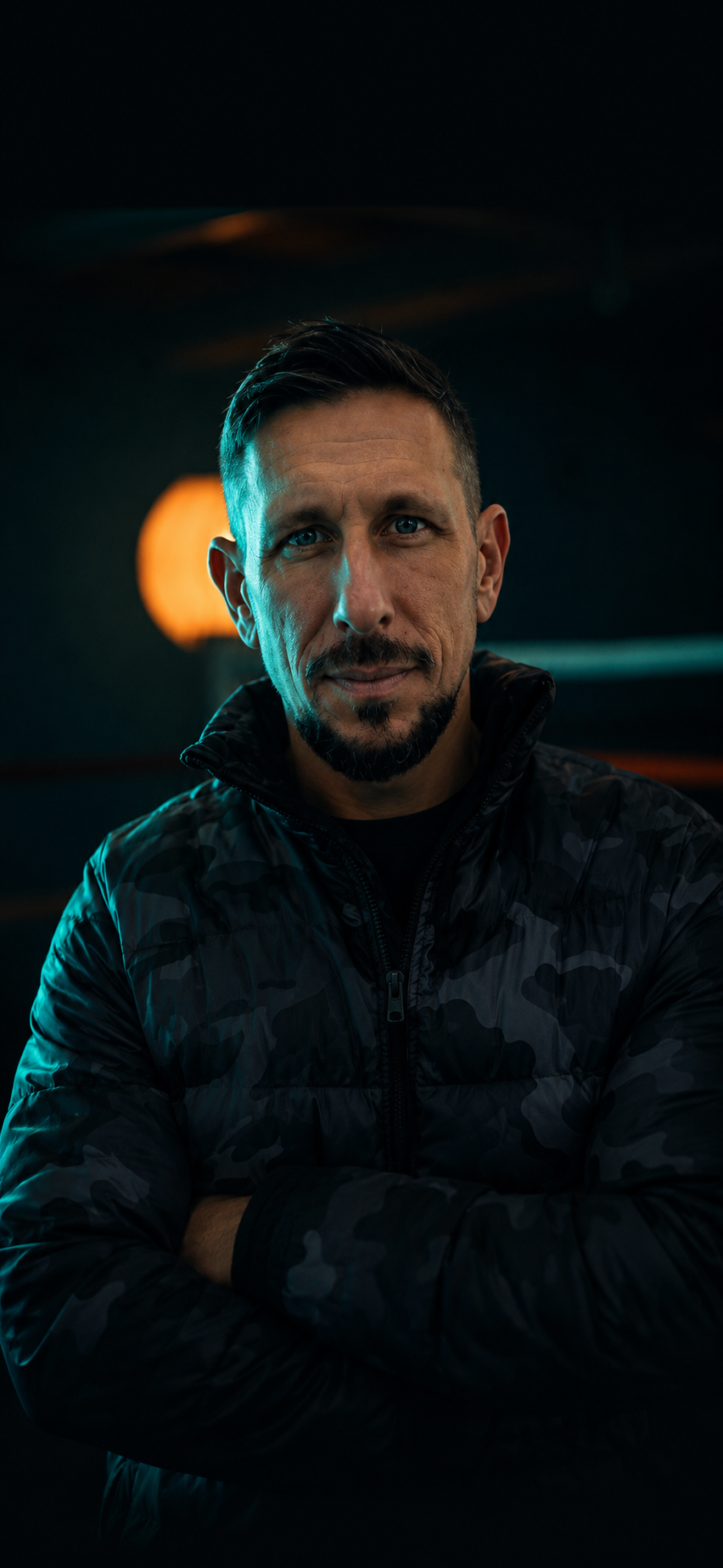 Porträt von Nico Villhard, Heilpraktiker für Psychotherapie, Kampfsporttrainer und Institutsleiter von Institut FLOURISH